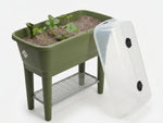 Dekwol mulchmat van schapenwol in een Elho kweektafel met deksel en jonge plantjes, natuurlijk worteldoek voor de moestuinbak